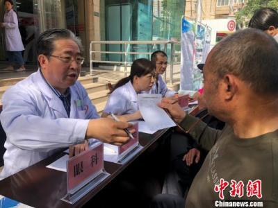 甘肅關(guān)注童叟眼健康 專家呼吁留守老人“勿瞞病”