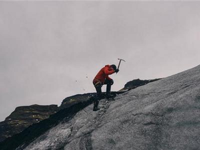 爬山時穿什么衣服更合適 適合爬山的季節(jié)