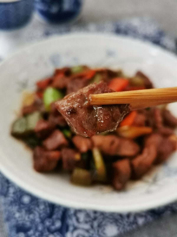 黑椒牛肉粒的做法-黑椒味炒菜譜