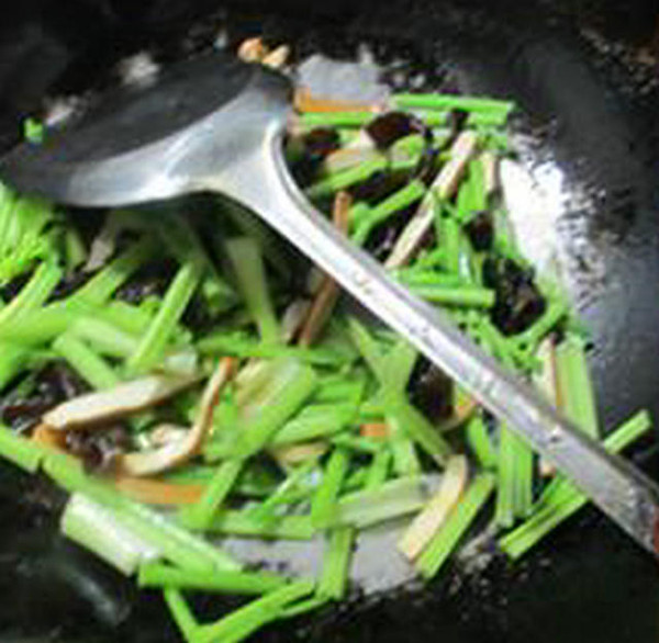 黑木耳香干炒芹菜的做法-家常味炒菜譜