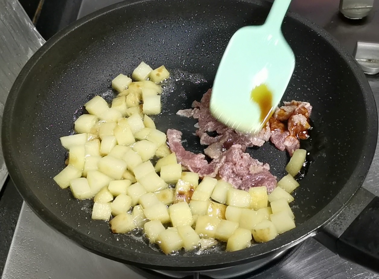 土豆炒牛肉的做法-家常味炒菜譜