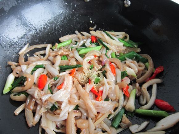 酸菜炒肉皮的做法-酸辣味炒菜譜