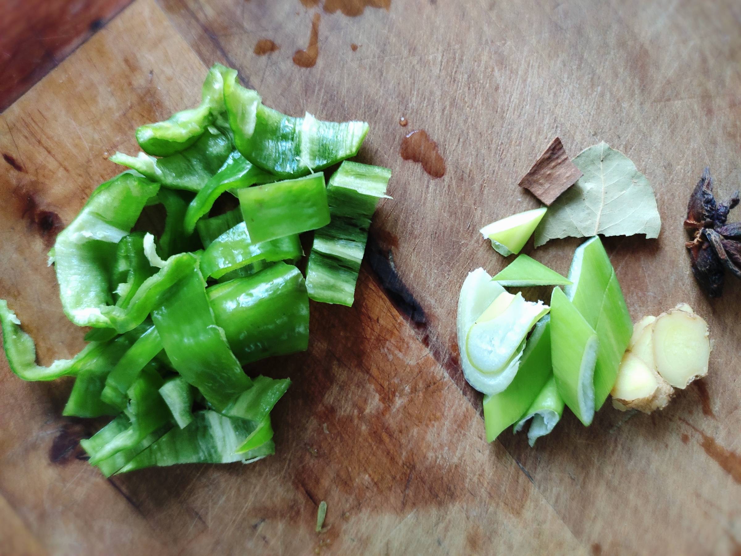 小雞燉蘑菇粉條的做法-咸鮮味炒菜譜