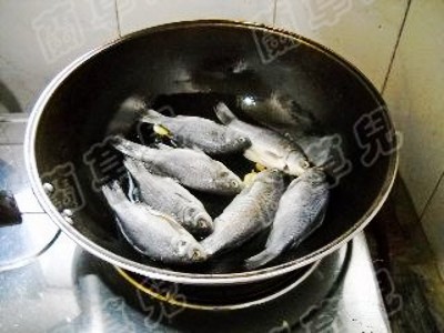 蘿卜絲燉野鯽魚的做法-家常味燉菜譜