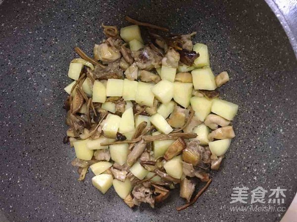 土豆茶樹菇燜雞肉的做法-咸鮮味燜菜譜