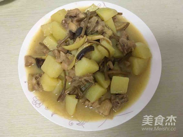 土豆茶樹菇燜雞肉的做法-咸鮮味燜菜譜