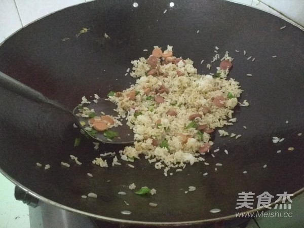 蛋腸炒飯的做法-家常味炒菜譜