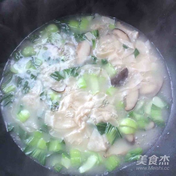 香菇青菜豆腐皮湯的做法-家常味煮菜譜