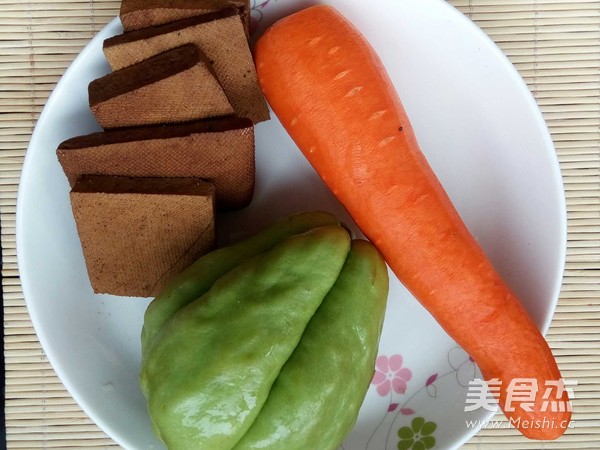 佛手瓜炒豆干紅蘿卜的做法-咸鮮味炒菜譜