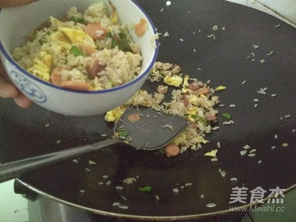 蛋腸炒飯的做法-家常味炒菜譜