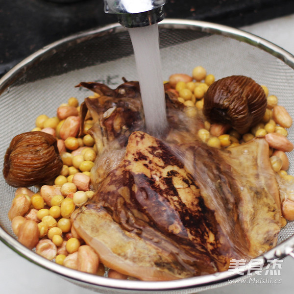 廣東老火靚湯-墨魚(yú)花生黃豆湯的做法-家常味煲菜譜