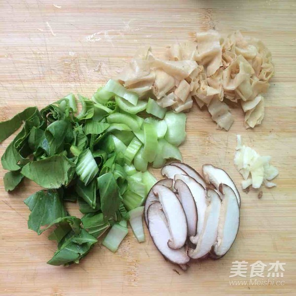 香菇青菜豆腐皮湯的做法-家常味煮菜譜