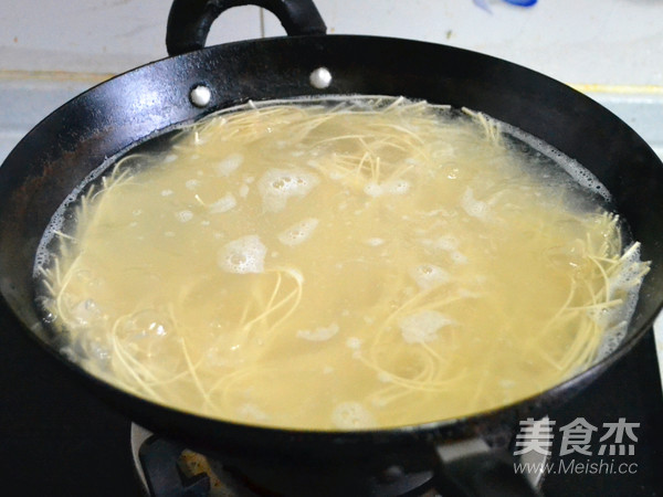 盛夏中的清涼味道—雞絲涼面的做法-咸鮮味拌菜譜