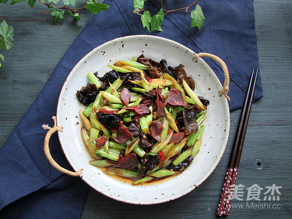 芹菜爆炒回鍋鴨胗的做法-家常味炒菜譜