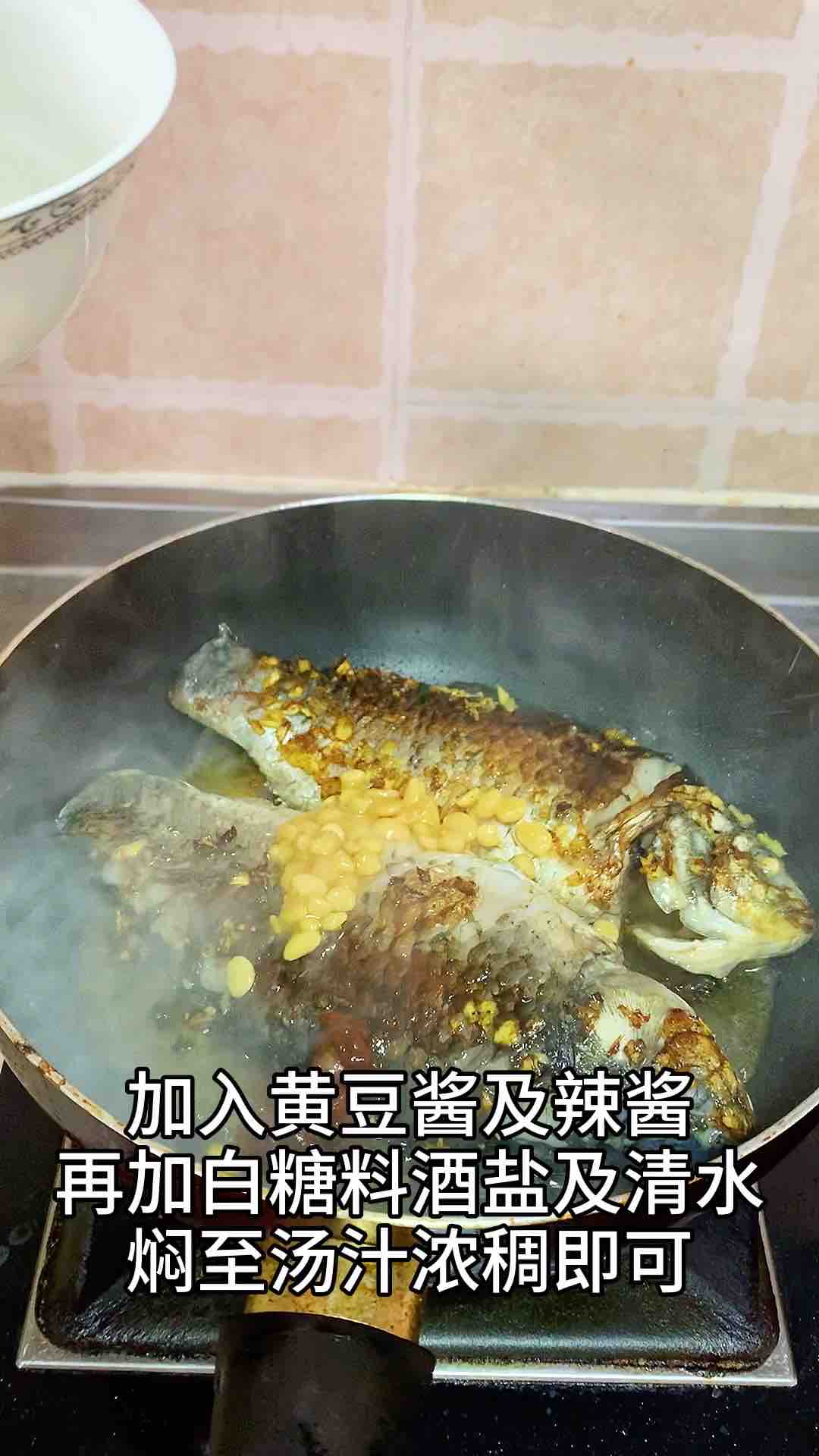 雙醬燒鯽魚(yú)的做法-家常味燒菜譜