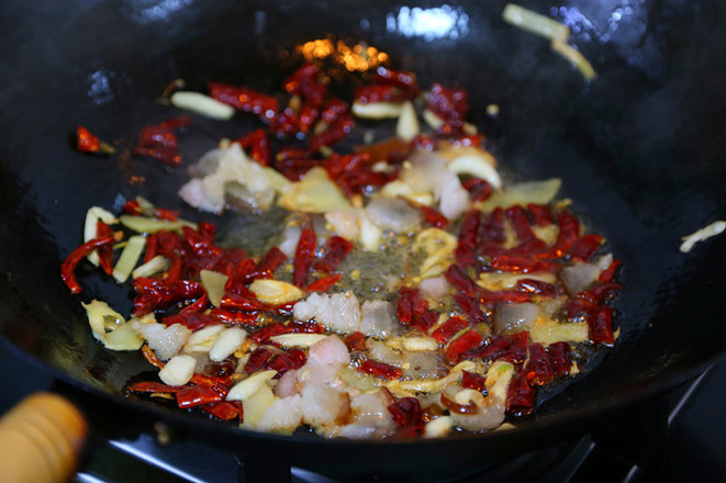 臘肉炒蕨菜的做法-香辣味炒菜譜