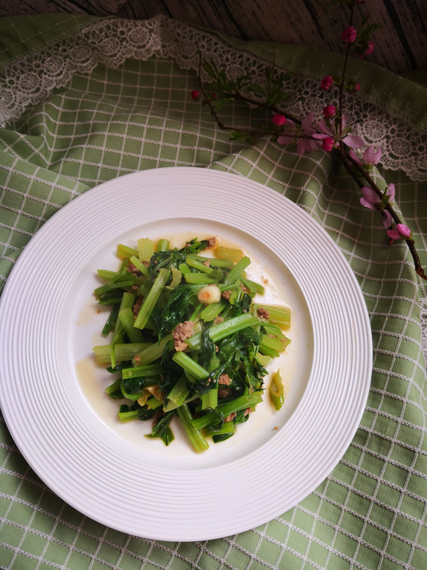 肉餡炒芹菜的做法-家常味炒菜譜