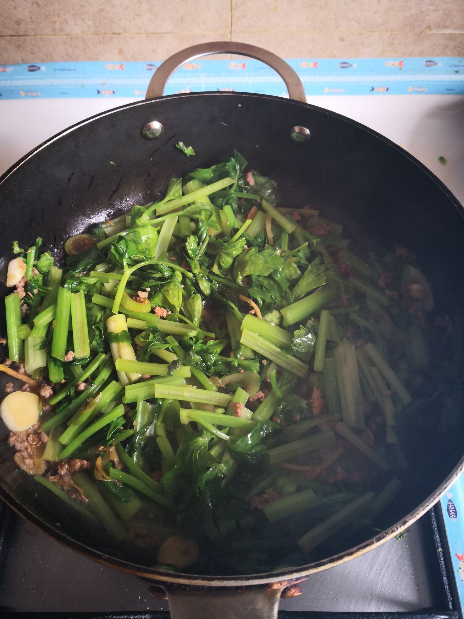 肉餡炒芹菜的做法-家常味炒菜譜