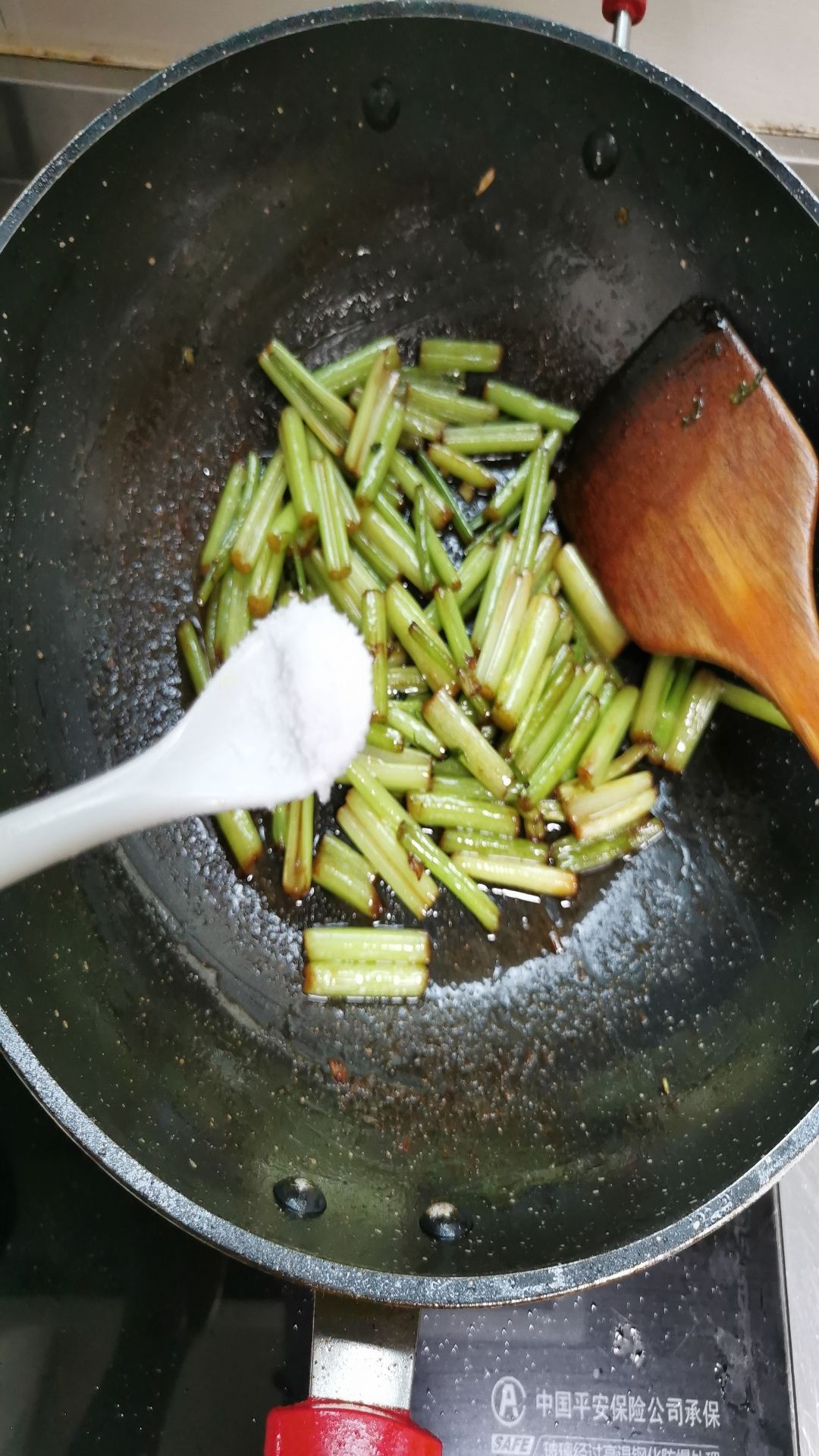 清炒芹菜的做法-家常味炒菜譜