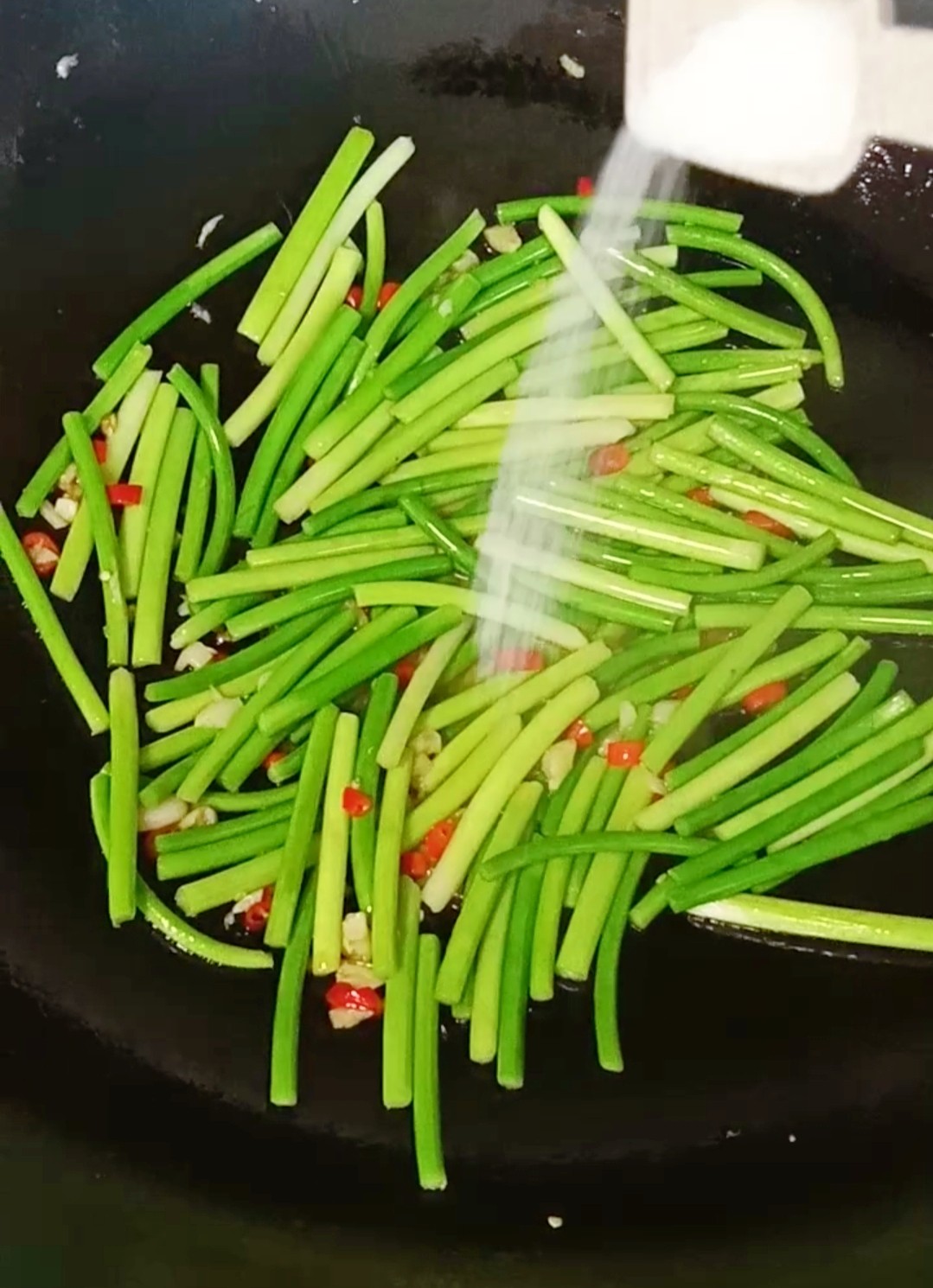 牛肉炒蒜薹的做法-家常味炒菜譜