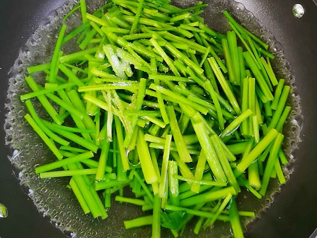 芹菜炒香干，到底先炒芹菜還是先炒香干?很多人做錯了，當然不好吃的做法-家常味炒菜譜