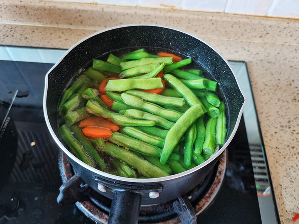 不一樣的干煸四季豆的做法-香辣味干煸菜譜