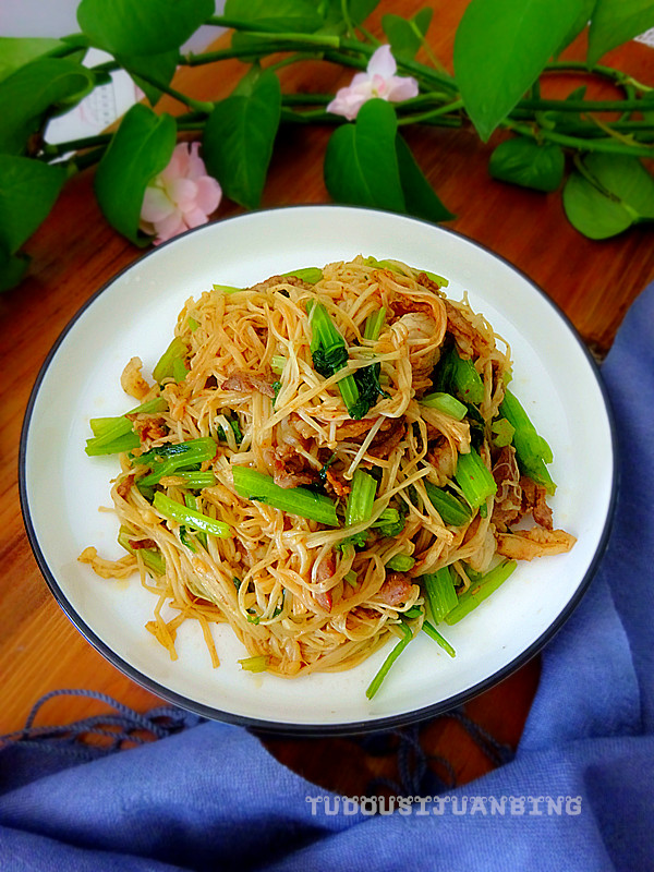 羊肉金針菇炒芹菜的做法-咸鮮味炒菜譜