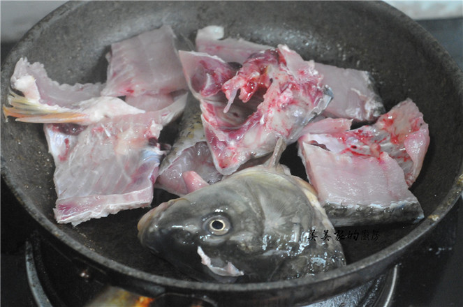 魚的做法這么多，我獨(dú)愛酸菜魚，湯鮮肉嫩，比水煮魚片更營養(yǎng)！的做法-酸辣味煮菜譜