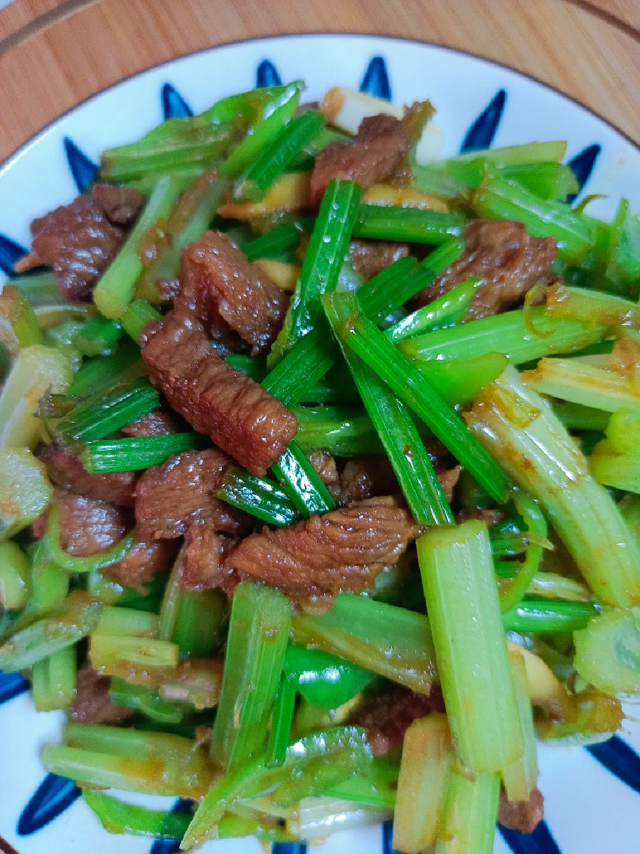 家常芹菜炒肉的做法-家常味炒菜譜